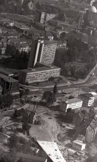 ARH NL Koberg 4747, Innenstadt mit Conti-Hochhaus (mittig, heute Leibniz Universität) und Anzeiger-Hochhaus (hinten rechts), Hannover, 1959