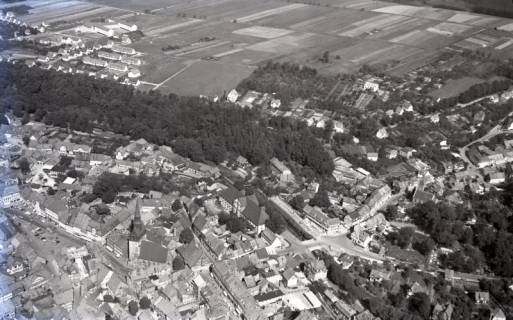 ARH NL Koberg 4756, Innenstadt mit Marktkirche St. Aegidien und Harzkornmagazin, Osterode am Harz, 1958