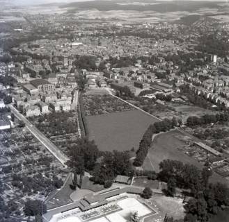 ARH NL Koberg 4875, Blick auf die Stadt, unten Freibad Brauweg, Göttingen, 1959