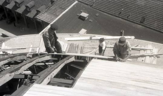 ARH NL Koberg 4911, Arbeiter reparieren die Kuppel der Stadthalle, Hannover, zwischen 1947/1948