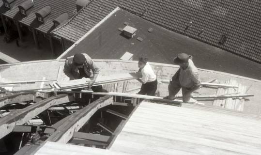 ARH NL Koberg 4912, Arbeiter reparieren die Kuppel der Stadthalle, Hannover, zwischen 1947/1948