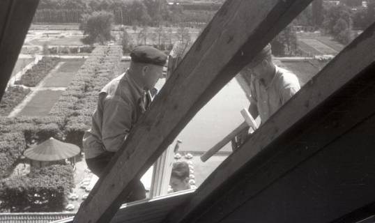ARH NL Koberg 4913, Arbeiter reparieren die Kuppel der Stadthalle, Hannover, zwischen 1947/1948