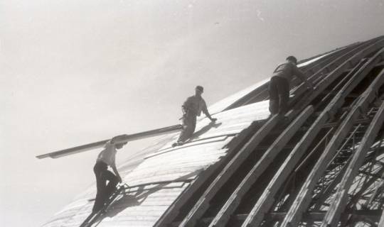 ARH NL Koberg 4914, Arbeiter reparieren die Kuppel der Stadthalle, Hannover, zwischen 1947/1948