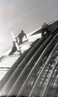 ARH NL Koberg 4915, Arbeiter reparieren die Kuppel der Stadthalle, Hannover, zwischen 1947/1948