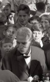 ARH NL Koberg 4932, Albert Schweitzer beim Besuch der Albert-Schweitzer-Schule, Linden, 1959