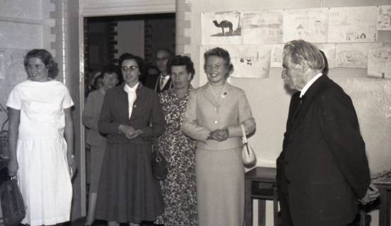 ARH NL Koberg 4942, Albert Schweitzer beim Besuch der Albert-Schweitzer-Schule, Linden, 1959
