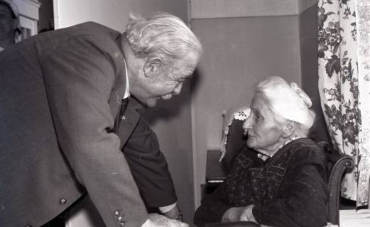 ARH NL Koberg 4965, Hinrich Wilhelm Kopf zu Besuch in einem Altenheim, 1954