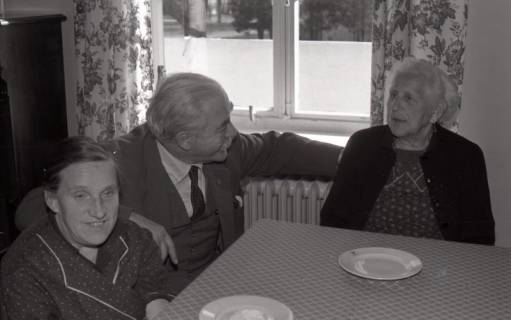 ARH NL Koberg 4972, Hinrich Wilhelm Kopf zu Besuch in einem Altenheim, nach 1954