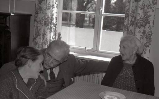 ARH NL Koberg 4973, Hinrich Wilhelm Kopf zu Besuch in einem Altenheim, nach 1954
