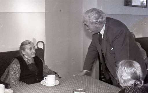 ARH NL Koberg 4975, Hinrich Wilhelm Kopf zu Besuch in einem Altenheim, nach 1954