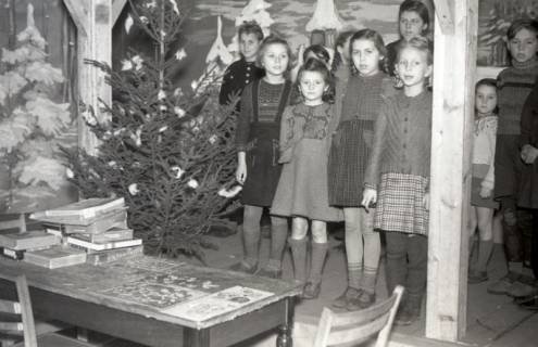 ARH NL Koberg 4997, Kinder an Weihnachten in einer Geflüchtetenunterkunft, Uelzen, 1946