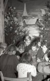ARH NL Koberg 4998, Kinder an Weihnachten in einer Geflüchtetenunterkunft, Uelzen, 1946