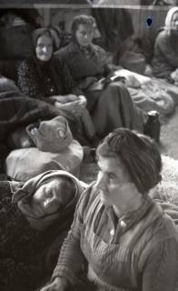 ARH NL Koberg 5004, Geflüchtete in einer Unterkunft, Ahlem, 1945