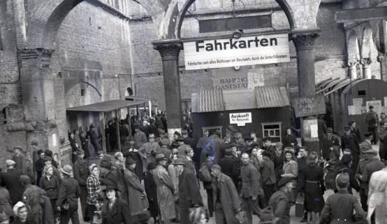 ARH NL Koberg 5025, Personen in der Bahnhofshalle, Hauptbahnhof, Hannover, 1945
