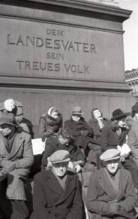 ARH NL Koberg 5031, Personen unterm Ernst-August-Denkmal (vermutlich Geflüchtete) vor dem Hauptbahnhof, Hannover, 1945
