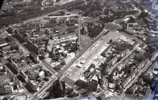 ARH NL Koberg 5120, Klagesmarkt mit Anzeiger-Hochhaus, Hauptbahnhof, und Christuskirche, Hannover, 1958