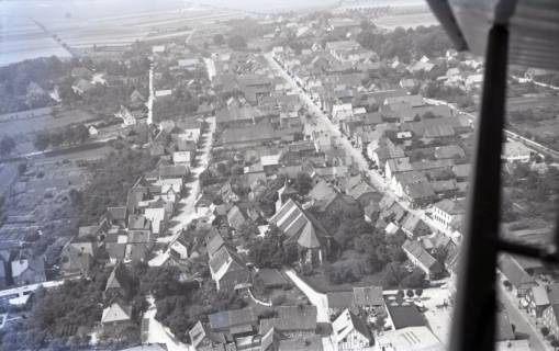 ARH NL Koberg 5138, Blick über die Stadt mit St.-Alexandri-Kirche, Eldagsen, 1958