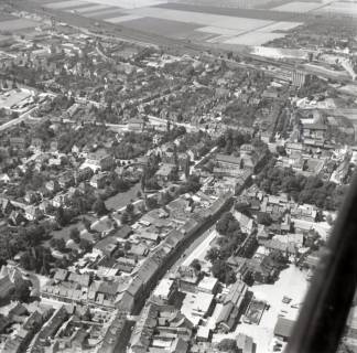 ARH NL Koberg 5279, Blick von Ost/Nord-Ost auf die Breite-Straße-West bis zum Bahnhof und der süd-westlichen Vorstadt (rechts das Stadtzentrum vor dem Bau des »City-Center«), Northeim, 1959