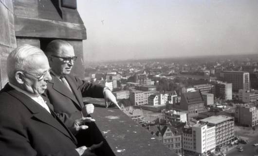 ARH NL Koberg 5347, Wilhelm Weber und Karl Wiechert (v.l.), auf dem Rathausturm, Hannover, 1950