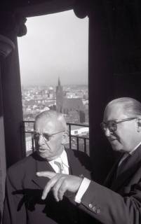 ARH NL Koberg 5352, Wilhelm Weber und Karl Wiechert (v.l.), auf dem Rathausturm, Hannover, 1950