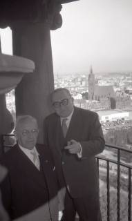 ARH NL Koberg 5354, Wilhelm Weber und Karl Wiechert (v.l.), auf dem Rathausturm, Hannover, 1950