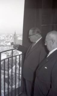 ARH NL Koberg 5356, Wilhelm Weber und Karl Wiechert, auf dem Rathausturm, Hannover, 1950
