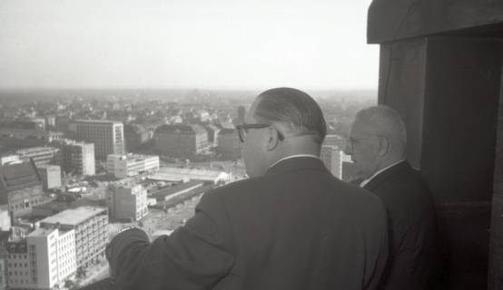 ARH NL Koberg 5358, Wilhelm Weber und Karl Wiechert, auf dem Rathausturm, Hannover, 1950