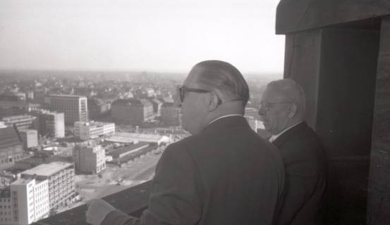 ARH NL Koberg 5360, Wilhelm Weber und Karl Wiechert, auf dem Rathausturm, Hannover, 1950
