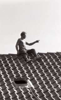 ARH NL Koberg 5383, Mann auf einem Dach, Insel Neuwerk, 1958