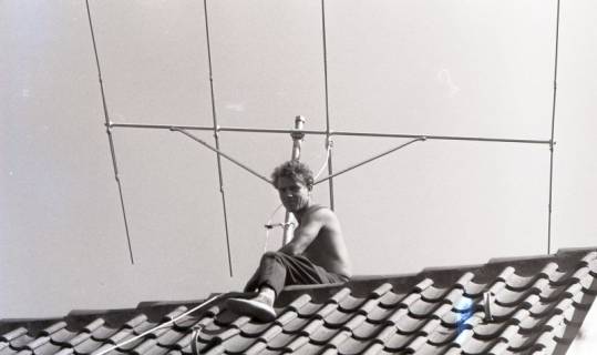 ARH NL Koberg 5386, Mann auf einem Dach mit einer Fernsehantenne, Insel Neuwerk, 1958