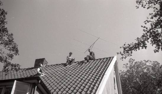 ARH NL Koberg 5387, Männer auf einem Dach montieren einer Fernsehantenne, Insel Neuwerk, 1958