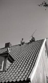 ARH NL Koberg 5388, Männer auf einem Dach montieren einer Fernsehantenne, Insel Neuwerk, 1958