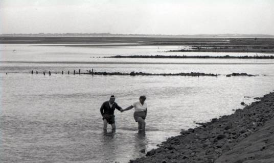 ARH NL Koberg 5459, Zwei Personen beim Baden, Insel Neuwerk, 1957