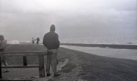 ARH NL Koberg 5536, Personen auf dem Deich bei windigem Wetter, Insel Neuwerk, 1957