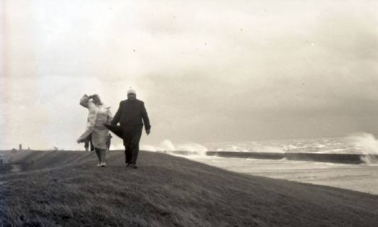 ARH NL Koberg 5537, Personen auf dem Deich bei windigem Wetter, Insel Neuwerk, 1957