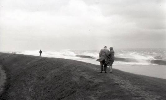 ARH NL Koberg 5541, Personen auf dem Deich bei windigem Wetter, Insel Neuwerk, 1957