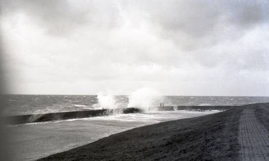 ARH NL Koberg 5542, Blick aufs Meer bei windigem Wetter, Insel Neuwerk, 1957