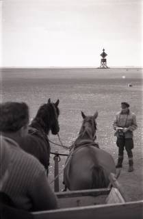 ARH NL Koberg 5664, Pferdekutsche im Watt, im Hintergrund die Scharhörnbake, Insel Neuwerk, 1958