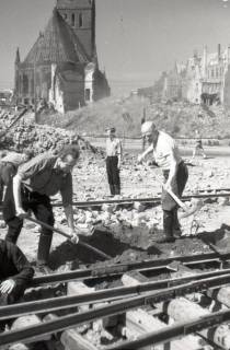 ARH NL Koberg 5733, Personen bei der Trümmerräumung in der Windmühlenstraße, Hannover, 1946