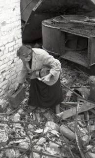 ARH NL Koberg 5740, Personen bei der Trümmerräumung in der Windmühlenstraße, Hannover, 1946