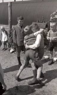 ARH NL Koberg 5748, Kinder in der Flüchtlingssiedlung Kurze-Kamp-Kolonie, Hannover-Bothfeld, 1946