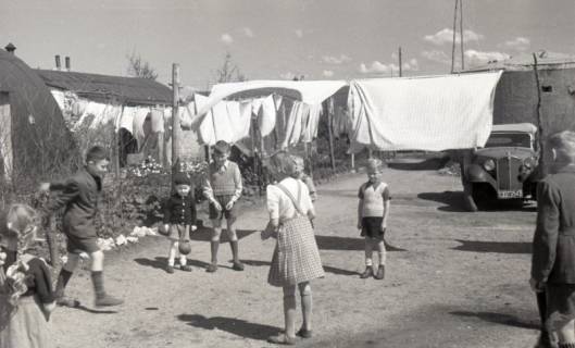 ARH NL Koberg 5750, Kinder in der Flüchtlingssiedlung Kurze-Kamp-Kolonie, Hannover-Bothfeld, 1946