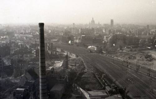 ARH NL Koberg 5759, Zerstörtes Hannover im Bereich der Herschelstraße mit Blick auf die Bahngleise, 1946