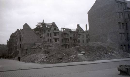 ARH NL Koberg 5765, Zerstörtes Gebäude im Bereich Weidendamm, Vahrenwalder Straße oder Welfenplatzgegend, 1946