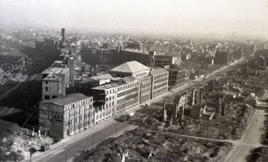 ARH NL Koberg 5772, Zerstörtes Hannover an der Vahrenwalder Straße mit der Continental-Fabrik, 1946