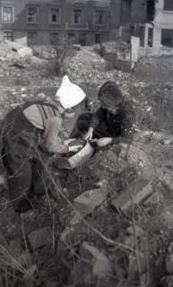 ARH NL Koberg 5802, Spielende Kinder in den Trümmern, Hannover, 1948