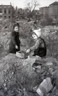 ARH NL Koberg 5807, Spielende Kinder in den Trümmern, Hannover, 1948