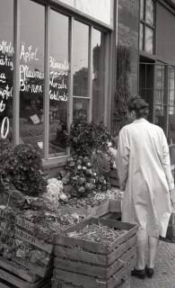 ARH NL Koberg 5810, Person vor einem Laden, Hannover, 1948