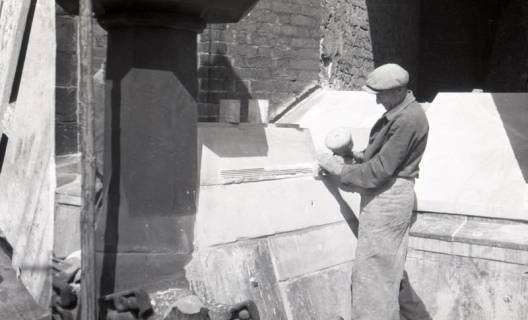 ARH NL Koberg 5836, Person beim Arbeiten an der zerstörten Marktkirche, Hannover, 1947