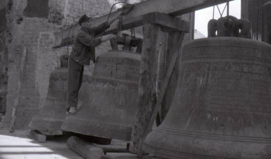 ARH NL Koberg 5844, Glocken der zerstörten Marktkirche, Hannover, 1947